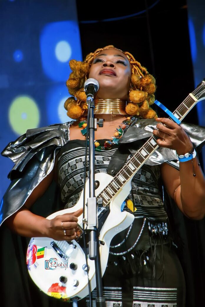 AIta Senghor avec sa guitare